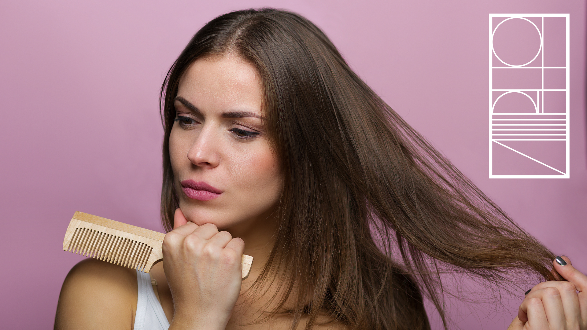 immagine donna con pettine - articolo di blog argan e capelli in autunno